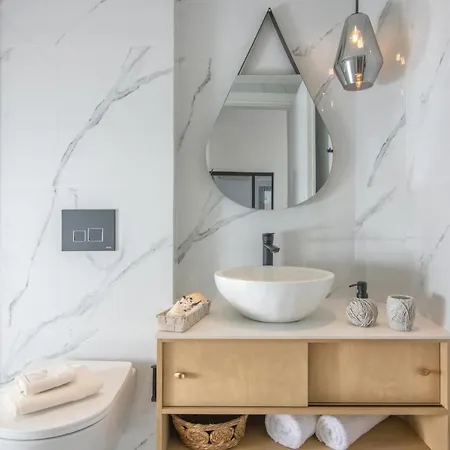 New Aether Apts Near The Sea 헐소니소스